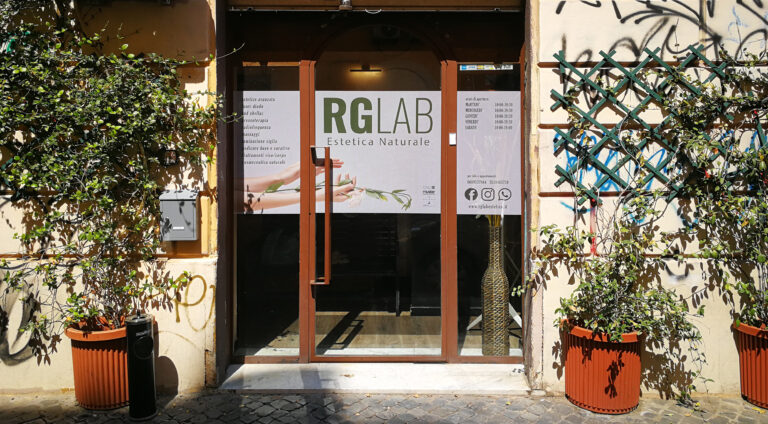 Ingresso del centro estetico RG Lab esterno giorno
